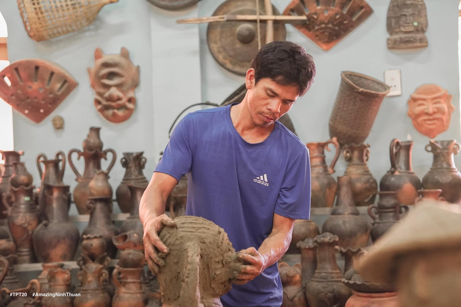 Sản phẩm gốm Chăm Bàu Trúc được các thợ lành nghề làm rất tỉ mỉ & đa dạng. Ảnh: Trần Phương Trình