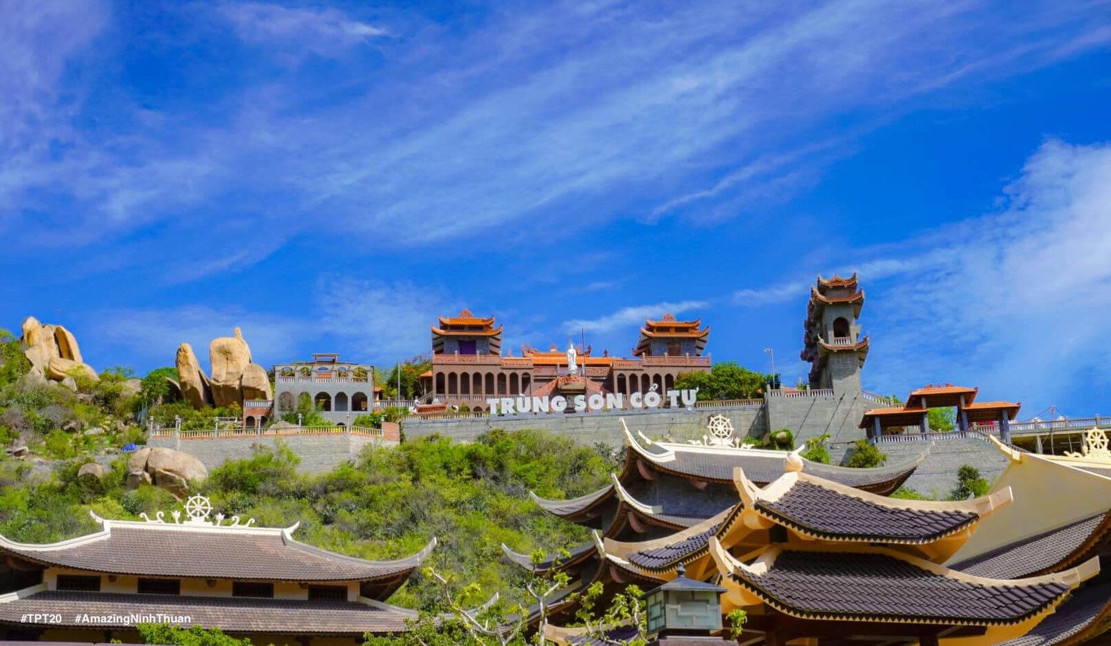 Thắng cảnh núi Đá Chồng Ninh Thuận là nơi tọa lạc của ba ngôi chùa nổi tiếng [Ảnh: Trần Phương Trình]