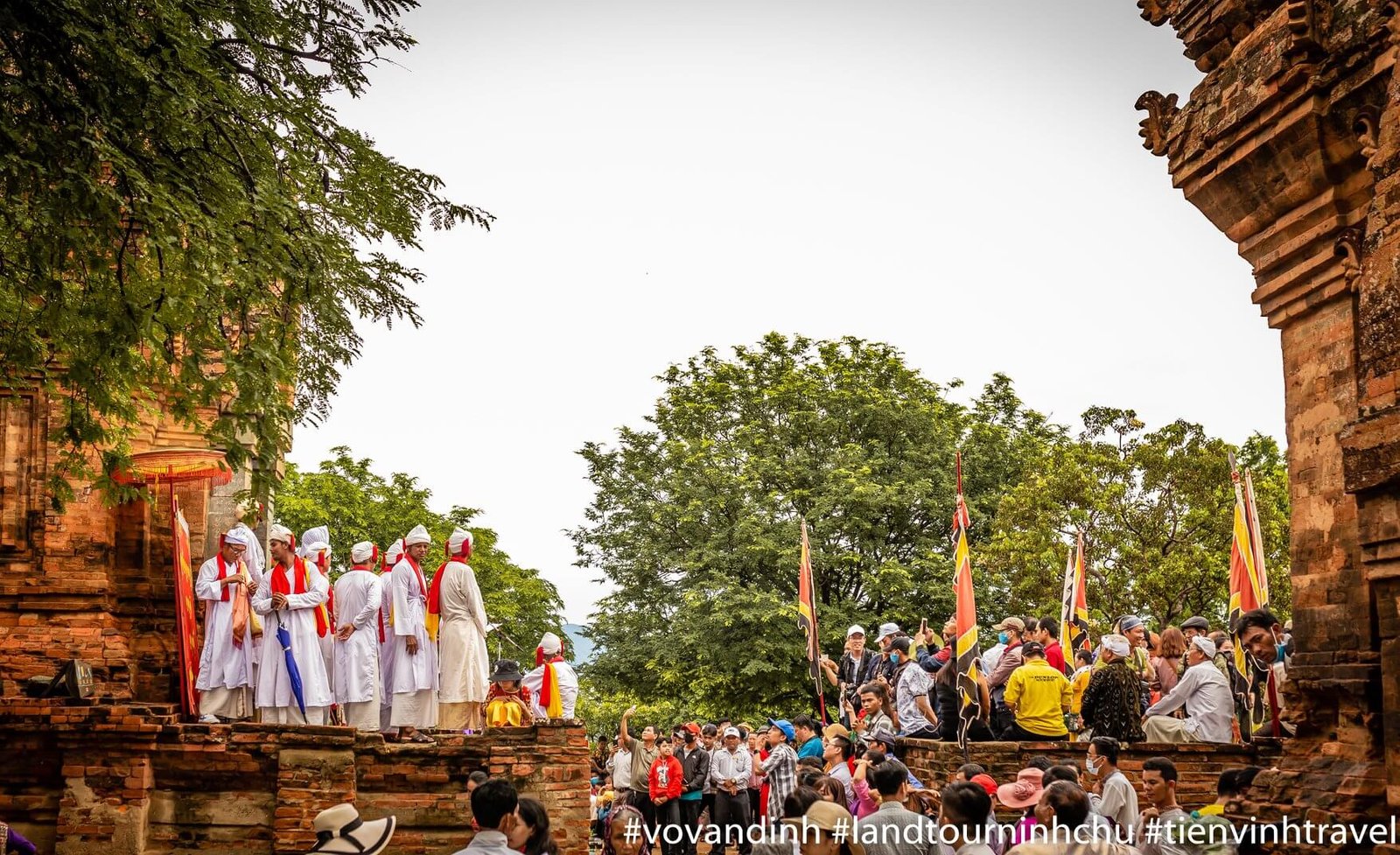 Các vị tu sĩ thực hiện nghi lễ trên đền tháp Po Klong Garai