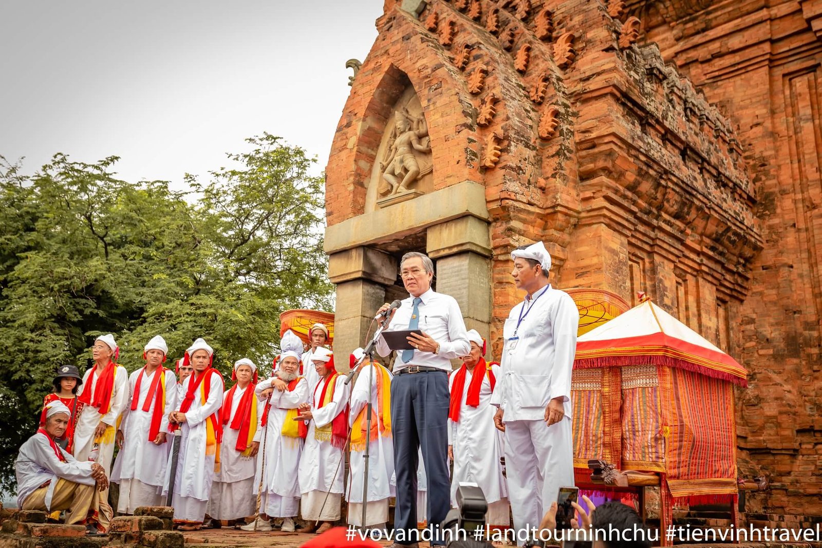 Ông Lê Văn Bình - Phó chủ tịch UBND tỉnh phát biểu chúc mừng lễ hội trên đền tháp Po Klong Garai