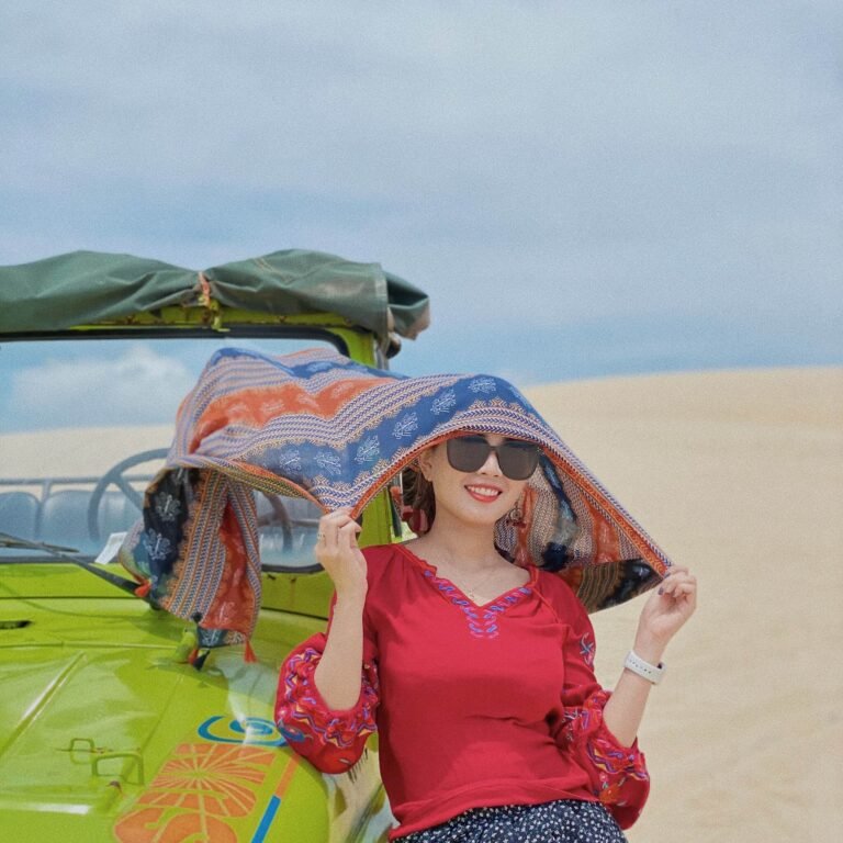 Trải nghiệm vượt địa hình đồi cát Mũi Dinh bằng xe chuyên dụng trong tour Ninh Thuận 1 ngày. Ảnh: Ha Nguyen