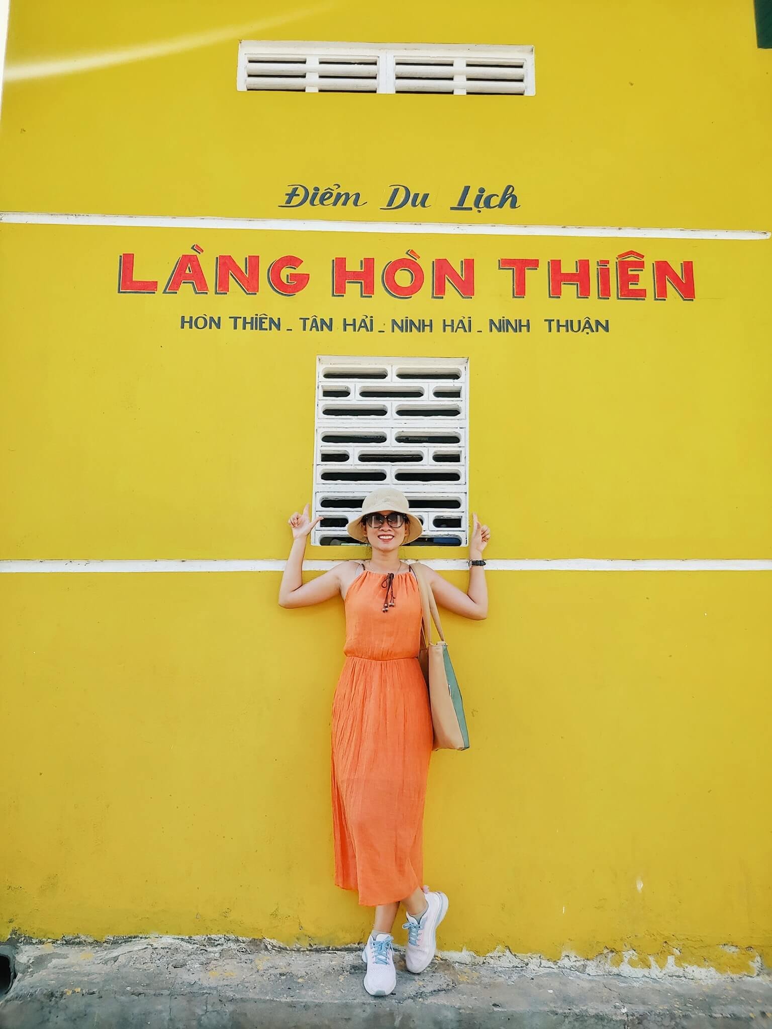 Chụp hình, sống ảo tại làng bích họa Hòn Thiên trong lịch trình du lịch Ninh Thuận 4 ngày từ Hà Nội. Ảnh: Vy Nguyễn