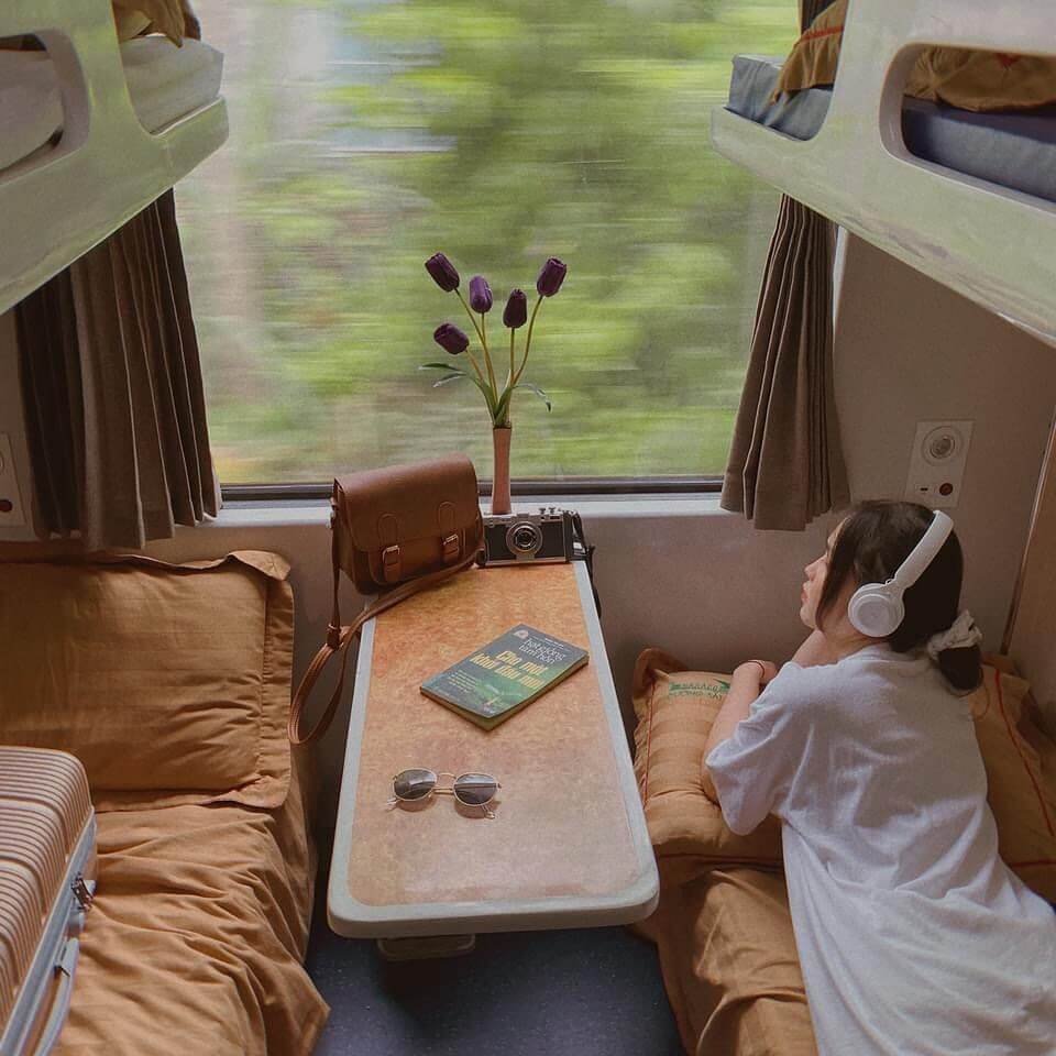 Tàu hỏa đang là phương tiện được nhiều người lựa chọn cho chuyến du lịch Ninh Thuận. Ảnh: holidayvouchers.ins