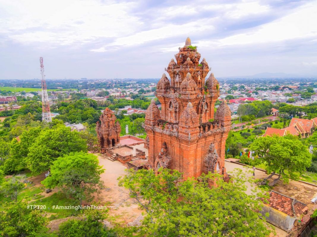 Tổng thể công trình tháp Po Klong Garai được xây dựng trên đỉnh núi Trầu linh thiêng [Ảnh: Trần Phương Trình]