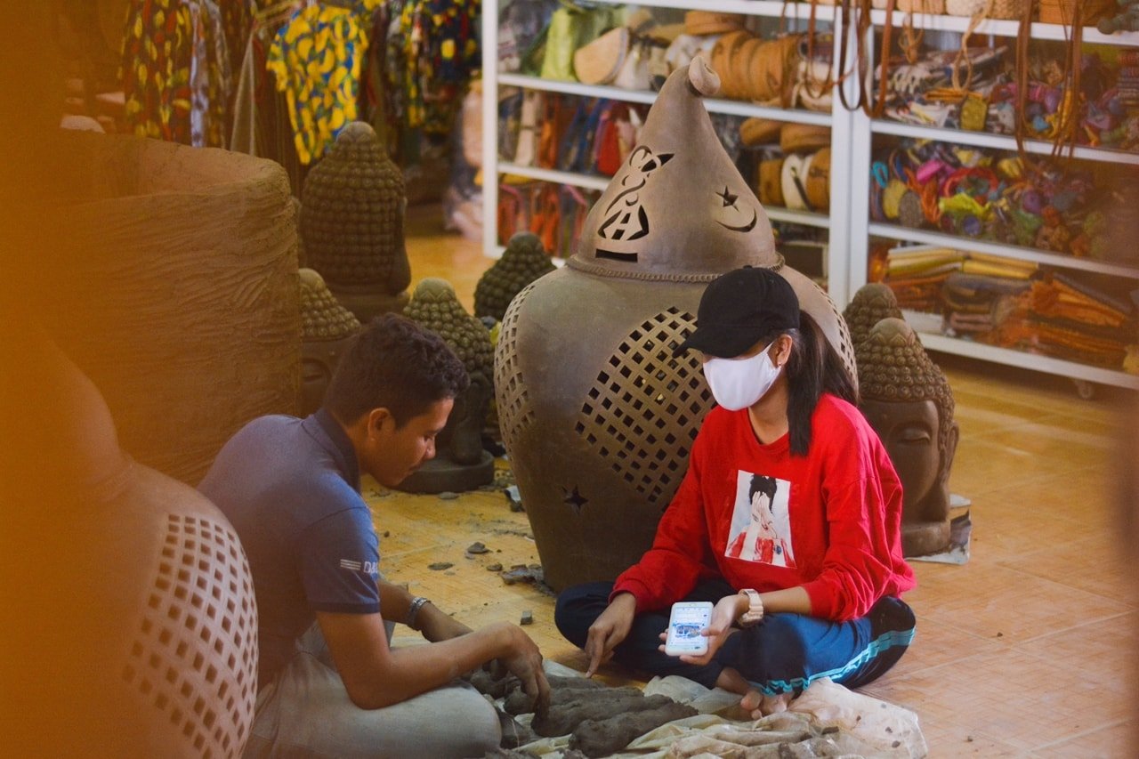 Thợ thủ công lành nghề làng Chăm Bàu Trúc đang làm gốm theo phương thức truyền thống. Ảnh: Trung Long