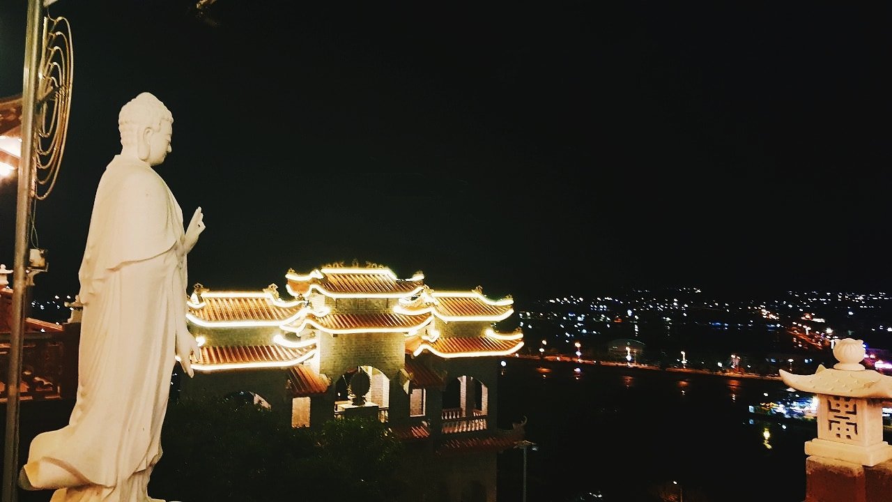 Vẻ đẹp ngôi chùa về khi đêm xuống. Ảnh: Trung Long