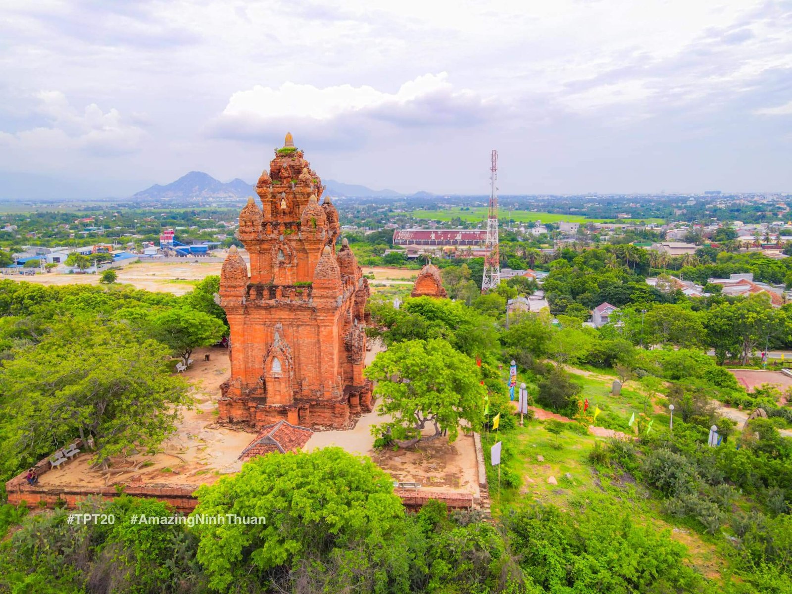 Tham quan, chiêm ngưỡng vẻ đẹp tháp Chàm 800 năm tuổi trong lịch trình du lịch Ninh Thuận 4 ngày từ Hà Nội. Ảnh: Trần Phương Trình